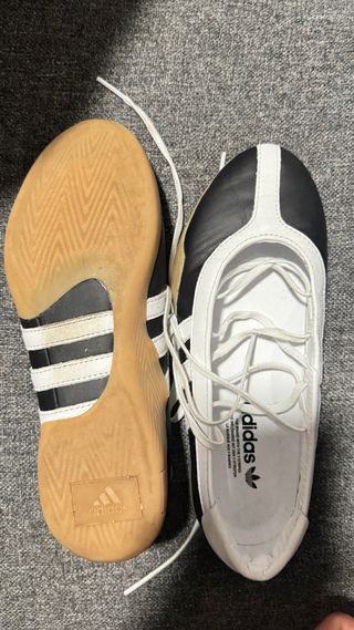 Zapatillas Adidas taekwondo negras y blancas