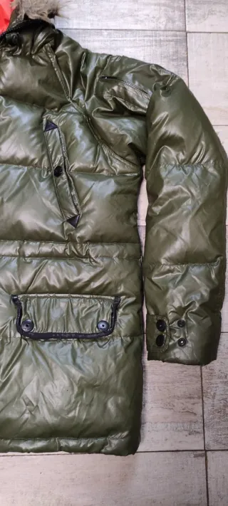 Chaqueta plumífero verde con capucha