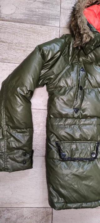 Chaqueta plumífero verde con capucha