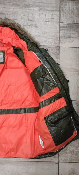 Chaqueta plumífero verde con capucha