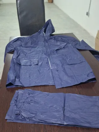 Chubasquero impermeable azul marino