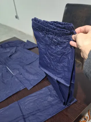 Chubasquero impermeable azul marino