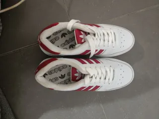 Zapatillas Adidas Blancas y Rojas