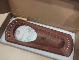 Lira de madera con afinador