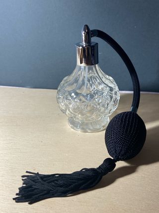 Perfumero antiguo cristal con borla negra