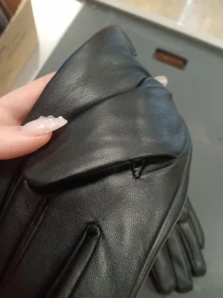 Guantes negros con tachuelas