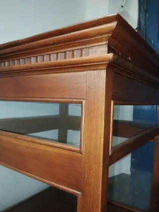 Vitrina de madera maciza