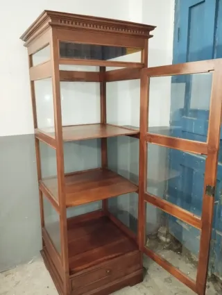 Vitrina de madera maciza