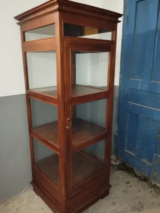Vitrina de madera maciza