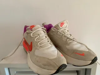 Zapatillas Nike Beige y Rojo