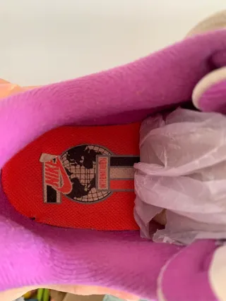 Zapatillas Nike Beige y Rojo