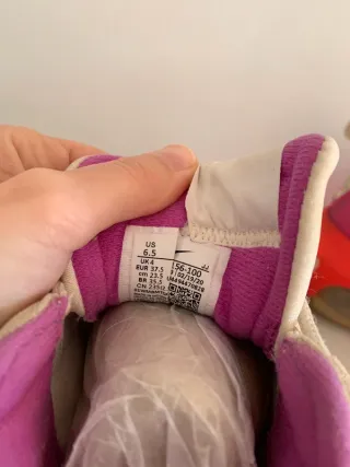 Zapatillas Nike Beige y Rojo