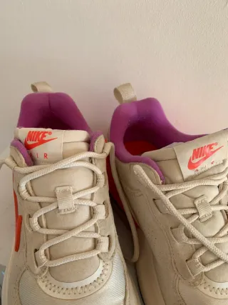 Zapatillas Nike Beige y Rojo