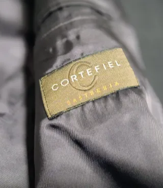 Traje de chaqueta, pantalón y chaleco gris