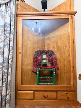 Vitrina de madera y cristal