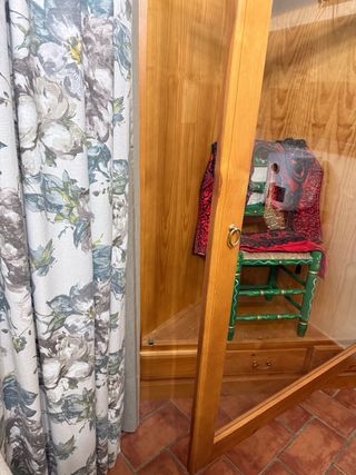 Vitrina de madera y cristal