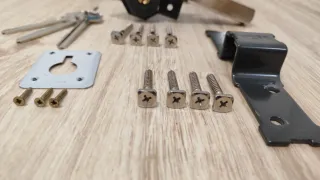 Cerrojo de puerta INTHER con llaves y tornillos