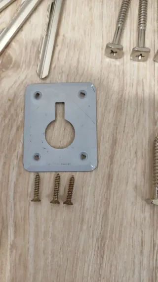 Cerrojo de puerta INTHER con llaves y tornillos