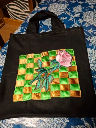 Bolso negro con rosa bordada,echo a mano