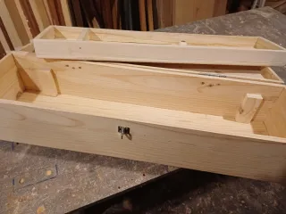 Caja de madera con compartimentos