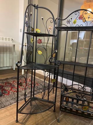 Estantería y revistero de metal