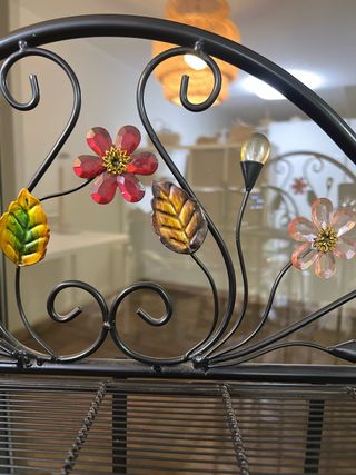 Estantería y revistero de metal