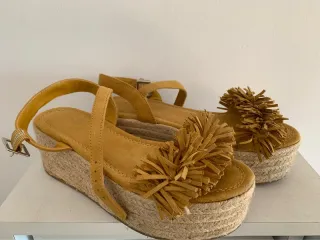 Cuñas amarillas con flecos