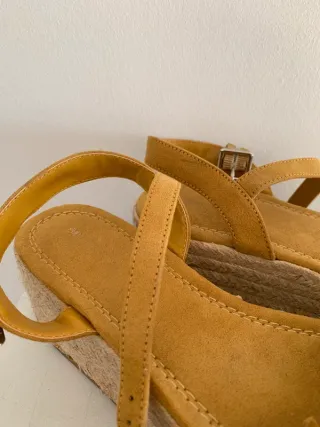 Cuñas amarillas con flecos