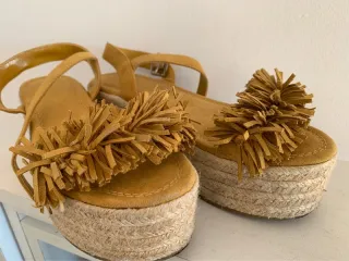 Cuñas amarillas con flecos