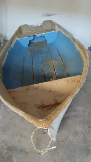 Embarcación 4 metros para restaurar y motor 3,6 hp