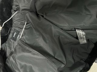 Abrigo de pelo negro