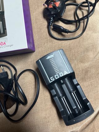 Cargador Efest SODA y 4 pilas IMR 18650