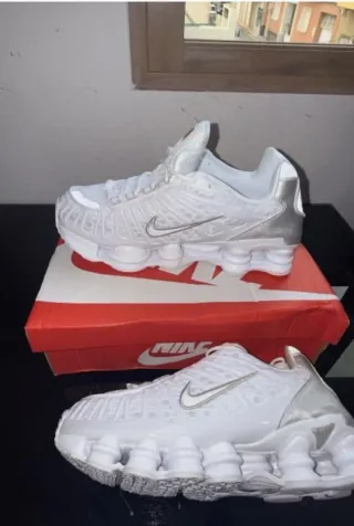 Zapatillas Nike Shox Blancas y Plateadas
