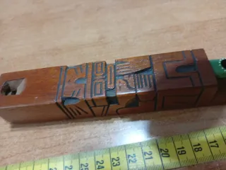 Flauta de madera decorada