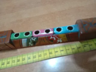 Flauta de madera decorada