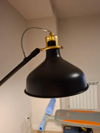 Lámpara de pie Ikea negra y dorada