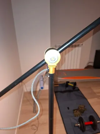 Lámpara de pie Ikea negra y dorada