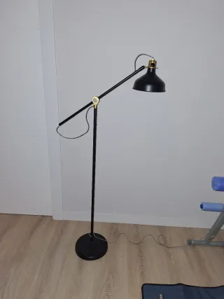 Lámpara de pie Ikea negra y dorada