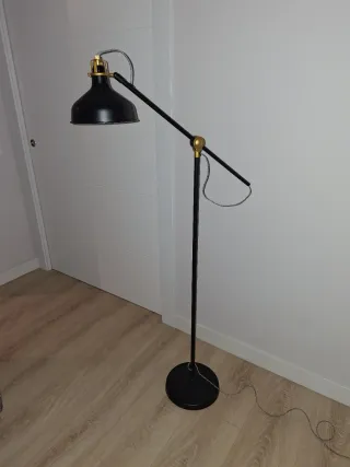 Lámpara de pie Ikea negra y dorada