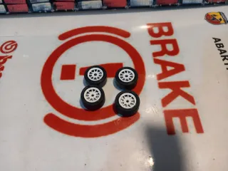 4 Llantas Multirradio Plástico con Neumáticos