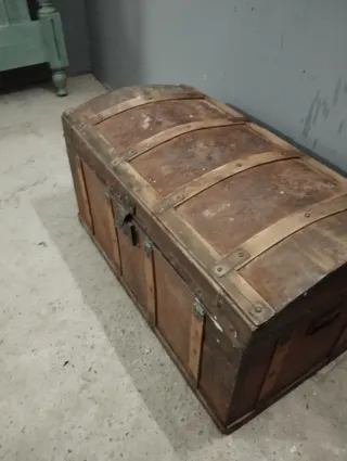 Baúl antiguo de madera y metal