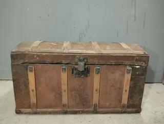 Baúl antiguo de madera y metal