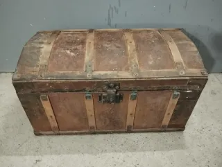 Baúl antiguo de madera y metal