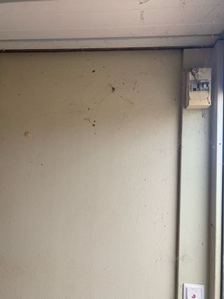 Caseta de obra con 2 baños y 2 duchas y 2 lavabos