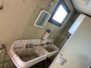 Caseta de obra con 2 baños y 2 duchas y 2 lavabos