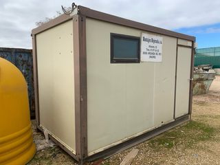 Caseta de obra con 2 baños y 2 duchas y 2 lavabos