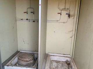 Caseta de obra con 2 baños y 2 duchas y 2 lavabos