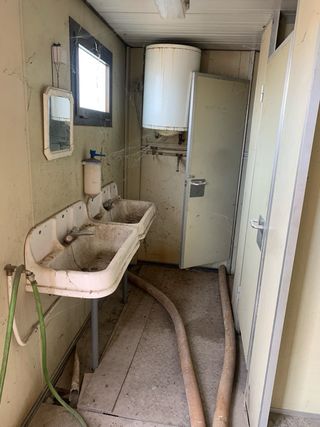 Caseta de obra con 2 baños y 2 duchas y 2 lavabos