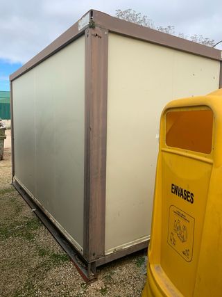 Caseta de obra con 2 baños y 2 duchas y 2 lavabos