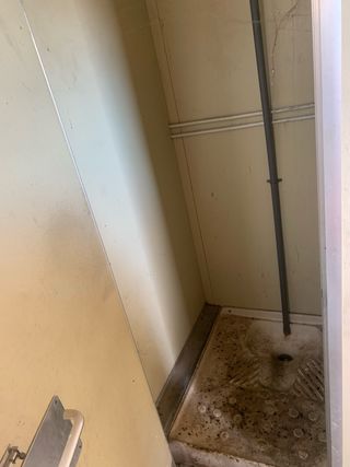 Caseta de obra con 2 baños y 2 duchas y 2 lavabos
